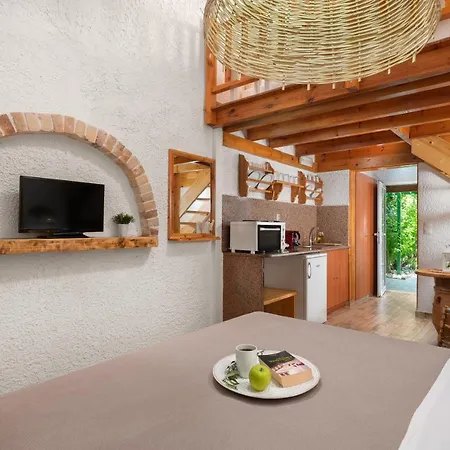 Elefteria Apts & コリンビア