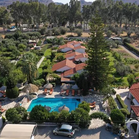 Elefteria Apts & コリンビア