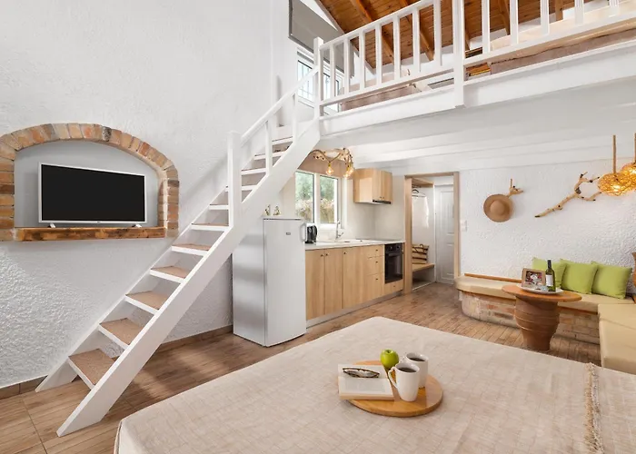 Elefteria Apts & Колимбия